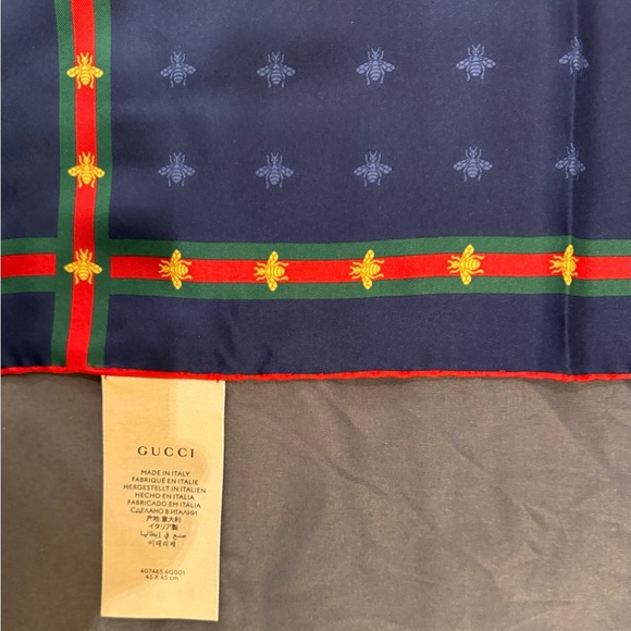 GUCCI NEE Pocket square new collection F/W 24 - Picture 5 of 6